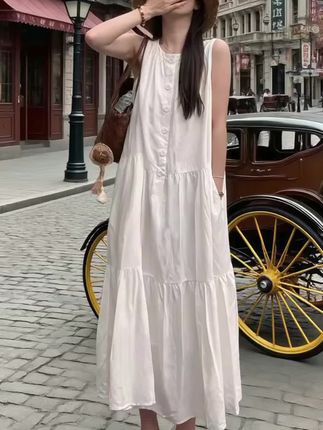 尤莱特这款圣米格尔连衣裙,把韩系那种漫不经心的慵懒感演绎得刚刚好!无袖剪裁配上散开的大裙摆,走在路上任清风拂过,仿佛下一秒就要走进韩剧名场面。 对有肉肉的姐妹特别友好,小肚腩和拜拜肉都能被巧妙遮住,上身轻盈又时髦,完全不用为身材问题纠结。暗藏巧思的纽扣排列与层叠衣摆,把设计感藏在不经意的细节里,透着十足的质感。搭配草帽和草编包,海边落日的浪漫立刻拉满;日常随便一套就能出门,轻松拥有韩妹那种毫不费力的时髦范儿。#韩系松弛感#显瘦遮肉#优雅气质#微胖女生的夏天敢穿才好看#清凉一夏@抖加🔥上热门🔥dou+🔥热点宝