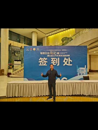 2023年10月21日在福建省福鼎赛区参加来自全国80多支队伍,900多名运动员的公开水域游泳邀请赛