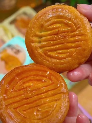 蛋月烧【50克】蛋月烧月饼五仁蛋黄红枣蛋糕皮老式糕点#美食 ##传统糕点 #美味零食 #月饼 #鲁津园蛋月烧