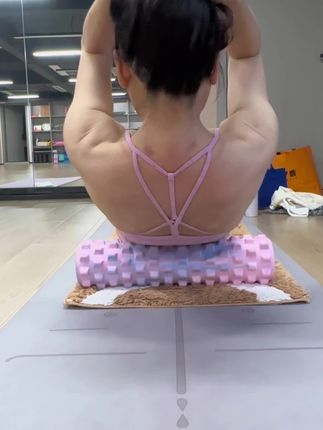 #做个自律的人 #背薄一寸年轻十岁 #瑜伽课堂随拍 #好身材练起来 #狼牙棒泡沫轴肌肉放松滚轴