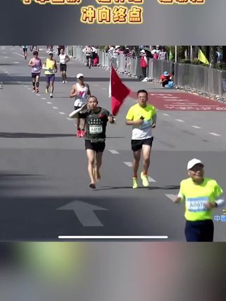 泪目!中国老兵退伍不褪色,手擎五星红旗,一边敬礼,一边赤脚奔跑冲向终点!#泪目中国老兵 #2025大美青海高原马拉松 #最美中国红