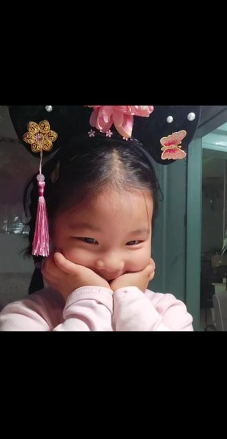 #热门话题 沉浸式看小孩姐画画,小孩姐四岁多。#简笔画 #画画的baby #儿童画作品 #创意画