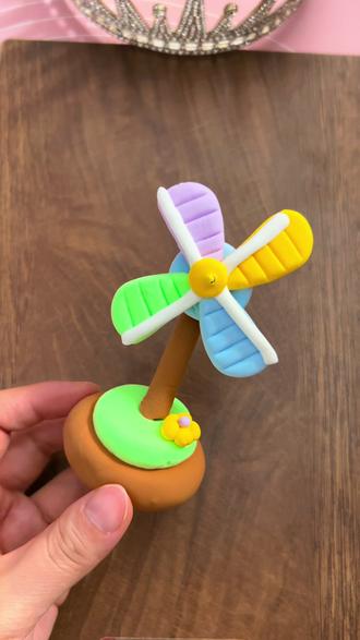 风在山上写诗,云在风车边舞蹈。
跟着小风车一起,编织一份彩色的浪漫。
#粘土教程 #手工 #粘土手工 #手工diy