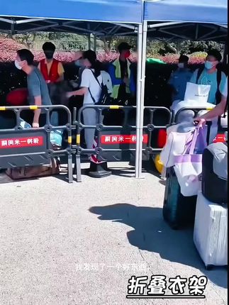 开学了,别再给孩子带丑丑的衣架,推荐这款折叠的。#好物推荐🔥 #折叠衣架 #开学好物 #衣架#收纳方便