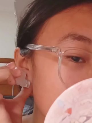 挑战自已打耳洞来了#时尚饰品 #打耳洞 #打耳洞的小姐姐 #一次性穿耳器