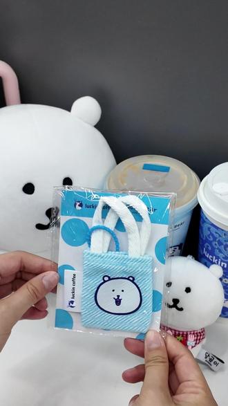 瑞幸自嘲熊联名大家觉得值吗 #瑞幸联名 #自嘲熊 #瑞幸联名周边 #潮玩 #耳机包