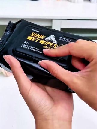 #dou上热门告别频繁刷鞋烦恼,这款擦鞋湿巾一擦即净,专为小白鞋设计,自带清洁液,温和不伤鞋面。轻松清洁鞋、包、家具,生活清洁从此更便捷!#擦鞋新选择 。