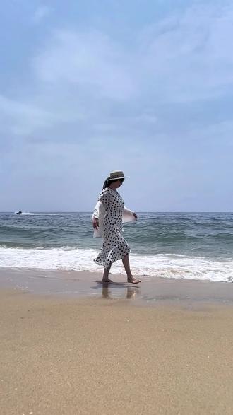 书上说:喜欢大海的人是心里装满了不羁的自由和对浪漫的渴望。