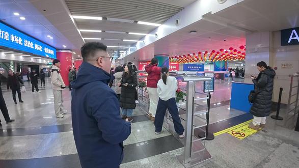 她不哭,是不想让妈妈牵挂。可妈妈怎么会不牵挂呢?
#情感 #感人 #海葬 #离别