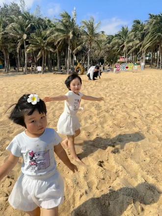 今天打卡猴岛➕呆呆岛!孩子们依旧喜欢追逐海浪🌊对猴子过于谨慎不感兴趣🐒我爸倒是热衷于去看猴,每次来海南都会去猴岛报道!呆呆岛名不虚传,果冻海鉴定完毕!陵水酸粉回程时没吃上有点遗憾,下次去清水湾时一定要补上!期待过几天的旅行!人生有期待有希望就是好事!#旅行碎片 #猴岛 #呆呆岛 #陵水酸粉 #缆车