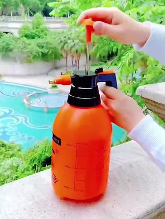 这个喷壶虽然不贵,但是很好用,质量也是很不错的,平时给花、草莓、蔬菜那些浇水很方便,水雾很细腻,喷洒的距离也远#喷壶 #气压式喷壶 #好物推荐门 #生活好帮手