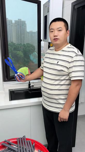 就在你家的厨房水池旁,装一个这样的抹布架,洗好的抹布就可以放上晾干,再也不会滋生细菌有异味了#抹布架 #厨房好物