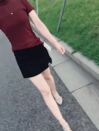 爱的尽头是什么,有人说是恶语相向,是大打出手,是 撕破脸皮,是诋毁,是用最难听的话,骂曾经最爱的 人,是抹杀掉所有的感情,而我认为如果真心爱过,爱 的尽头应该就是祝福……#穿搭