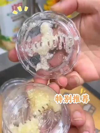 指节按蒜瓣,掌根施力压,蒜瓣裂软;指尖捻蒜粒,往复轻搓转,蒜香渐逸,快速备出碎蒜,为调味添鲜。#設计超绝按压省力#榨汁蒜泥口味感舒适#厨房小工具神器 #好物推荐🔥