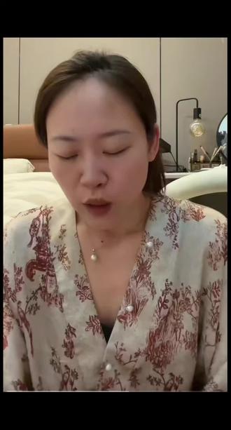 从漂亮国到他的城市 我又要飞八个小时 在我手机没有网络的八个小时里 他跟我坦白了一切