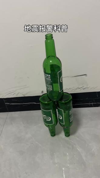 地震报警科普,瓶子一倒就要往外面跑,铃铛一想就要把家人安全想,终于可以睡个安稳觉了#地震 #柳州地震 #地震知识科普 #地震时老师带学生教科书式避险