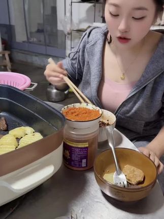 平常喜欢炸洋芋臭豆腐这些吃的朋友可以试试这个辣椒面,又辣又麻特别好吃。#吃洋芋 #日常分享 #美食 #烙锅