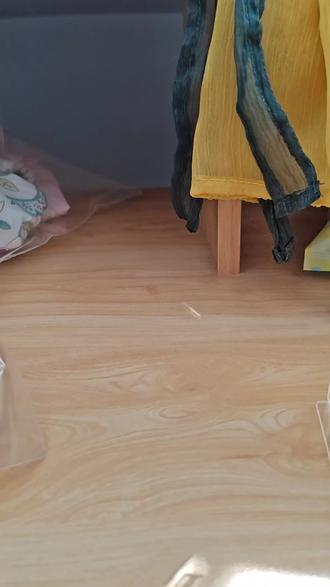 看情蛊后感觉……… #情蛊 #李遇泽沈见青 看情蛊的时候总有些地方不解,我特别想了解人物心理,想解读人物!比如沈见青这个人设我很有兴趣,也特别想深入的研究一些他的身心,他是怎么成长成这样的一个沈见青的呢?他的性格是如何形成的?还有他为什么会喜欢遇泽阿哥!贵州苗族真的有这么帅的人物吗?不过沈见青他应该有他爸的遗传,他爸大概可能是来自北方,因为沈见青很高,他比182的李遇泽还高大很多,说明他至少185以上,那他有可能有北方大高个的基因!最近很迷这对,打算用bjdcos一下!买了一些苗族配件,到了就做!期待一下吧!