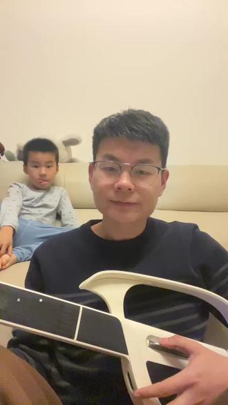 #创作者中心 #创作灵感 一首《天真的橡皮》,和娃唱着唱着,好像自己也变回了小孩👶,希望自己永远年轻,永远保持好奇心。#天真的橡皮 #亲子合唱 #和娃的快乐时光