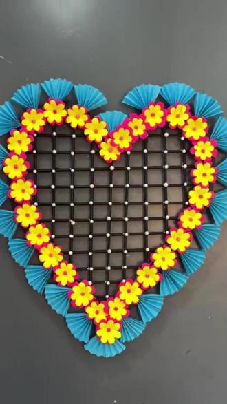 报纸纸板做爱心框配折纸装饰挂件