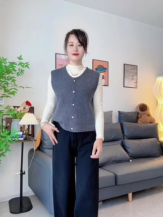 超级百搭的一款针织马甲,宽松版型上身遮肉显瘦,赵秋穿搭必备 #早秋穿搭#马甲