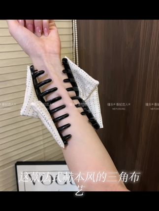 法式赫本风三角布艺小波点抓夹时尚气质后脑勺发夹鲨鱼夹子发饰#发型教程 #发饰 #每日分享 #珍珠