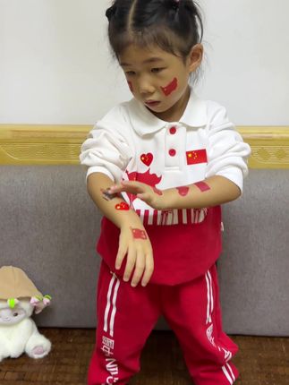 小朋友都喜欢的贴脸贴纸#国旗贴 #国庆贴纸 #喜迎国庆