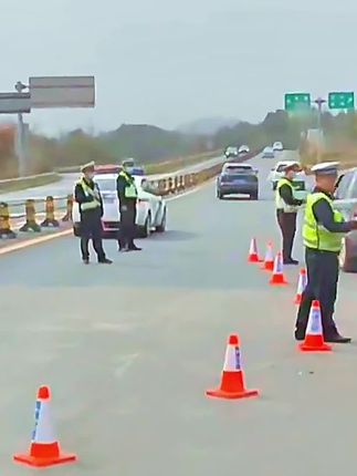 爱喝酒的司机朋友,车上可以备上这款#酒精测试仪 无论是隔夜酒,还是少量饮酒都可以检测出来,开车前测一下防止隔夜酒被查#国庆假期 #中秋假期 #隔夜酒 #喝酒不开车