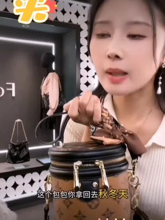 #包包推荐 轻奢高级时尚手提单肩斜挎水桶包(送丝巾挂件)#水桶包#手提包#高级时尚#喜欢的赶紧入手