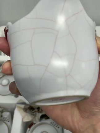 不慌不忙养壶,看细裂纹路慢慢浸满茶韵,日子也跟着在茶香里,养出了温润的模样。 #手抓壶 #汝瓷 #月白汝窑