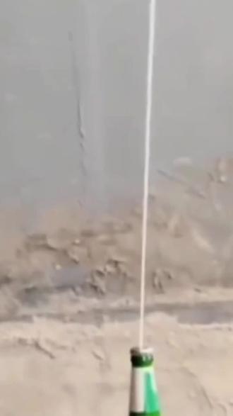 是什么力量促使啤酒从小孔猛烈喷射出来?