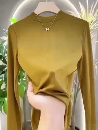 秋季必备!品牌女打底衫,半高领设计超百搭,纯色简约又时尚。现拍1发2 - 49.9元得2件,可内搭可外穿,让你轻松应对早晚温差,轻松打造秋日时尚造型。 #秋季打底精选 #半高领内搭热 #纯色打底风尚 #内搭外穿皆宜