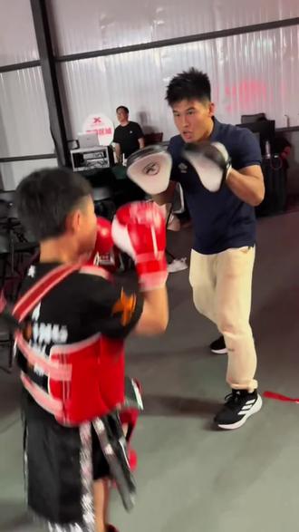 大徒 以后可不敢挑战你江龙叔叔了 他的脚能给老外熏吐😂😂😂#李江龙 @李江龙-脚不臭☝️ #李江龙打吐对手 #一套动作行云流水