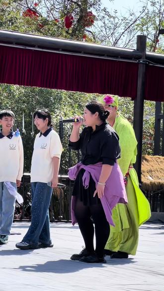 老嫂子唱歌比不过美女现场寻找游客帮自己唱歌#万岁山武侠城 #灵魂歌手 #情歌对唱 #万岁山老嫂子