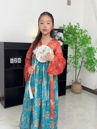 小小的人儿,穿仙仙的汉服,慢品人间烟火色,闲观万事岁月长#国风古韵 #女童穿搭 #汉服小姐姐 #女童连衣裙 #中秋国庆动起来