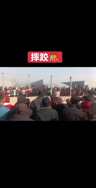 #摔跤🤼比赛#摔跤比赛现场 #人山人海太热闹了 #演出现场视频分享给大家