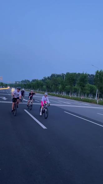 只要不干正事 干什么都很开心!骑行算一个!#骑行爱好者的倔强 #骑行 #搞笑 #搞笑视频 #上热门 @DOU+小助手 @DOU+上热门