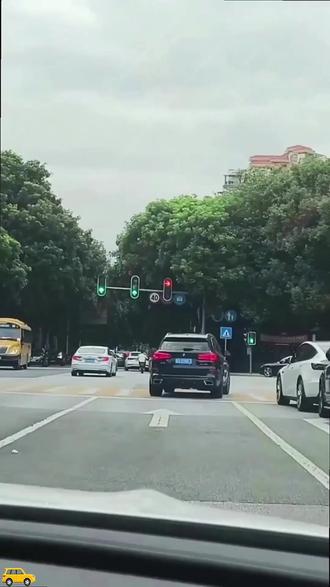 一定要知道的右转弯技巧,学会开车路上更放松#安全出行 #交通安全 #驾驶技巧 #汽车知识分享