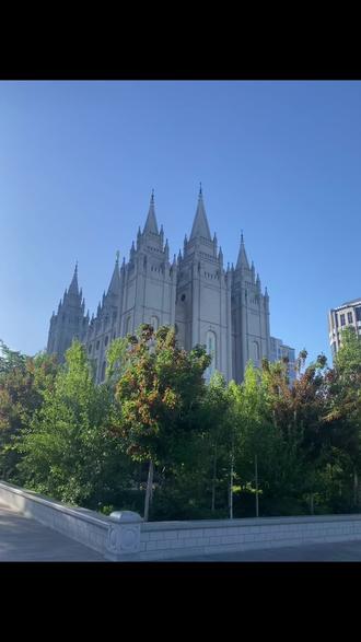 盐湖城圣殿广场(Temple Square) 确实是 耶稣基督后期圣徒教会(俗称“摩门教”)的全球总部所在地和核心建筑群。
盐湖城圣殿(Salt Lake Temple):广场的核心地标,也是全球130多座摩门教圣殿中规模最大、最著名的一个。它始建于1853年,历时40年于1893年完工,内部仅限持有推荐证的教徒进入,不向普通游客开放 。
昨晚宿盐湖城。