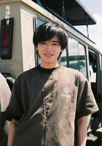 16岁,我的择偶标准终于逐渐清晰起来。
我喜欢有教养的人,为人谦逊,或许有些慢热,有些内向,但对所有人都外显温柔沉静的性格,也会说风趣的话逗大家开心,但是一直有分寸感,下意识的会关心别人,总是能敏锐的察觉到别人的情绪,他偶尔可以创造小惊喜,而且正好全是我喜欢的浪漫,他有自己的小世界,刚好我们的一大部分兴趣爱好都能重叠,就连口头禅有时候都能一样
我喜欢大部分时候都保持头脑冷静的人,不笑的时候看起来很沉稳可靠,笑起来的时候却比平常看起来更单纯。
我喜欢对生活有自己的态度和见解的人,不会为身边人带去烦恼,有自己很拿手的事,在自己的领域闪闪发光,也可以游刃有余地上手不曾尝试过的东西。有自己独特的思维方式,总是能有不一样的想法
我欣赏“内核稳定”的人。有矛盾时愿意沟通而非冷战,低落时能自我调节而非一味抱怨。他的存在本身就像一座安静的山,又或许是平静的湖水,包容着一切,让我觉得哪怕天塌下来,也能一起笑着好好吃碗面。很幸运,这个世界确实有一个这样的人.#宋亚轩 #理想型 #安利