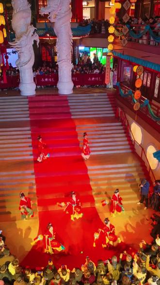 南京金陵长乐坊 南京金陵长乐坊,金陵长乐坊是以“大明金陵繁会”为主题的沉浸式文化空间,大年初三开始营业人气爆棚,游客们都携家带口前来品尝美食,打卡拍照。