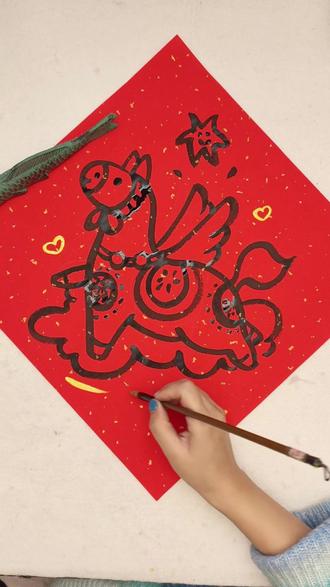 🧧零基础马年手绘福字|2026马上起飞! 谁说零基础画不出寓意好、能送人的画?
今天教你一招“描摹法”,手再抖都不怕。
【心机小妙招】
①先用铅笔跟着我的成图描一遍,
②再用毛笔上墨——构图稳了,线条也不抖了。
【寓意】
红色打底,是喜庆,是底气;
墨马奔腾,带上翅膀,是速度,也是腾飞;
再写下“发财”两个字,
你要的寓意,全在画里了——
【推荐理由】
几分钟,零基础,好上手,
你可以挂在墙上,可以送人,
可以接单,更可以为自己新的一年,
讨一个又美又飒的好彩头。
2026,愿你落笔有神,奔跑有翼,
生活,马上发财。
#马年 #毛笔字 #福字 #春联 #抖音过年