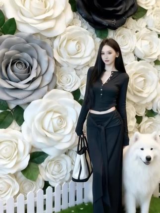 #玫瑰墙下的陪伴 #晚樱总爱站在这面玫瑰墙前#黑白灰的玫瑰层层叠叠#像一场静谧的梦