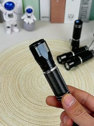 太实用了这个小巧的手电照明亮度很高携带方便多种灯光模式晚上走夜路再不怕黑了#强光手电#手电筒推荐#