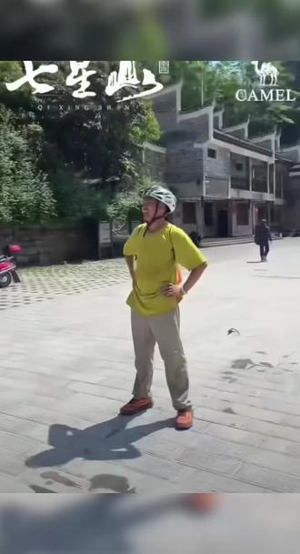 繁队新战术组合,田忌赛马加上出发前一天晚上的激将法,前半程给二徒弟广西毒王打鸡血,然后自己匀速行进保持正常配速卡最早打卡时间,用中等马对别人的上等马,结果和毒王一起冲在第一集团的F先生,李先生三个人全部超速15至20分钟拿黄牌,并各自罚时两小时,凡尔赛组合顺势拿下第二和第三。#团结协作的重要性 #2026徒步新赛季 #集体拉练 #繁队#小贝尔