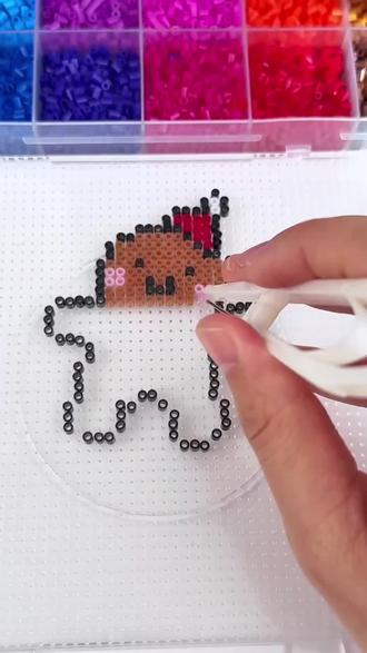 假期来了,不想孩子成天玩手机、看电视,可以给它准备一套这样的拼豆豆,玩法很简单,就是把不同颜色的珠子放在对应位置上,非常锻炼孩子的动手能力和专注力,还能培养它的逻辑思维能力。看着一颗颗小豆子变成一幅漂亮的图案,孩子特别有成就感,快给孩子安排起来吧!#拼豆工具 #益智玩具 #玩具 #拼豆 #好物推荐🔥