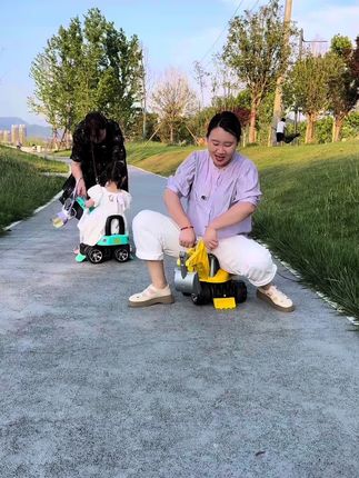 一岁以上宝宝都可以玩的挖掘机,可以挖沙挖土360度转圈圈挖沙挖土挖泥巴一辆车就够了#儿童挖掘机 #挖沙玩具 #可坐人挖掘机 #挖掘机玩具