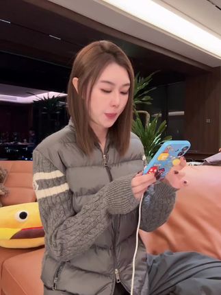 蒙蒙家,针织拼接羽绒服!超洋气的灰色!#潮牌女装 #潮牌 #羽绒服穿搭#冬季新款 #羽绒服