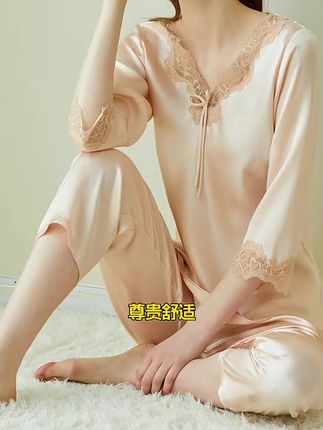 尊贵舒适,尽在我们的真丝睡衣,这套V领真丝花边睡衣套装,采用桑蚕丝材质,带给您前所未有的丝滑感受,与普通睡衣相比,它不仅材质高级,还拥有精美的蕾丝花边,尽显高级感,在家里穿它,享受居家舒适的同时,也彰显着您的品味与格调,居家必备,不容错过