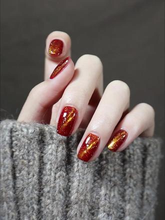 金色猫眼+酒红色,新年战甲安排上啦😄#2023年新年美甲 #红指甲的魔力 #红色指甲 #新年战甲 #美甲分享 @DOU+小助手